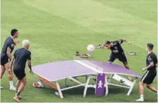  ??  ?? ► Neymar, Dani Alves, Coutinho y Gabriel Jesús juegan ping-fútbol en la práctica de Brasil.