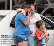  ??  ?? MUJERES Y niño usan cubrebocas tras una ceremonia donde recordaron a víctimas de tiroteo en El Paso