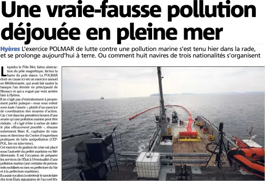  ?? (Photos Laurent Martinat) ?? Le barrage flottant contient la pollution qui, confinée, s’épaissit et est aspirée par « l’ombilical », ce gros tuyau noir, avant d’être stockée dans les cuves spéciales, d’une capacité de   tonnes.