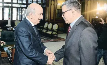  ?? -/AFP ?? El president Tebun va felicitar ahir l’acabat de nomenar primer ministre, Abdelaziz Djerad