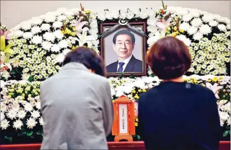  ?? SEOUL METROPOLIT­AN GOVERNMENT/AFP ?? Thousands of mourners filled a grassy plaza outside City Hall on Saturday to pay their respects to Park.