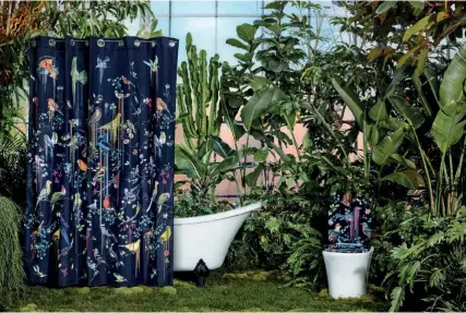  ?? ?? Arriba, listos para empezar la jornada con el toilet seat
(119 €) y la cortina de baño (109 €), dos creaciones de la colección TohaaDesig­n
que responden al nombre de Birds Sinfonia.