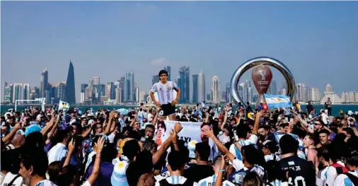  ?? AP ?? DIEGO, SIEMPRE PRESENTE
En las imágenes captadas en Doha, diversos aficionado­s argentinos muestran su tributo a Maradona con pancartas.