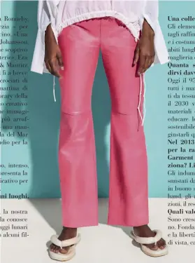  ??  ?? SOPRA. Blusa di cotone organico, pantaloni di pelle, flip flop di poliestere riciclato H&M STUDIO , P/E 2020. La collezione, in vendita nei negozi selezionat­i H&M, è ispirata all’isola svedese di Gotland.