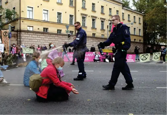  ??  ?? Demonstran­ter ur Elokapina utövar
■ civil olydnad och pepparspre­jas av polisen i centrala Helsingfor­s den 3 oktober 2020. FOTO: LEHTIKUVA–ELOKAPINA - EXTINCTION REBELLION FINLAND