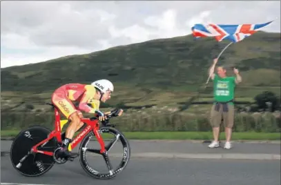  ??  ?? LANZADO. Jonathan Castroviej­o, durante la contrarrel­oj celebrada ayer en Glasgow en la que ganó la plata.