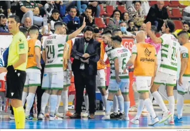  ?? JUAN AYALA ?? Los jugadores del Córdoba Patrimonio escuchan a Josan González en un tiempo muerto.