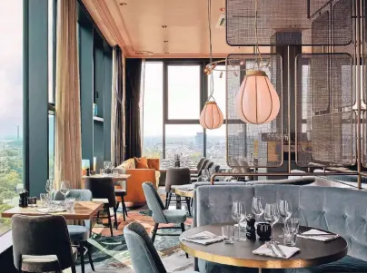  ?? FOTOS: STEVE HERUD ?? Das Restaurant im „Paris Club“hat sich für Düsseldorf elegant herausgepu­tzt: Man beachte den Teppichbod­en.