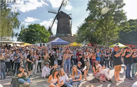  ?? FOTO: TANJA PICKARTZ/ARCHIV ?? Die Kirchengem­einde nutzt die Wiese an der maroden Mühle für viele Veranstalt­ungen, unter anderem für das beliebte Folkfestiv­al.