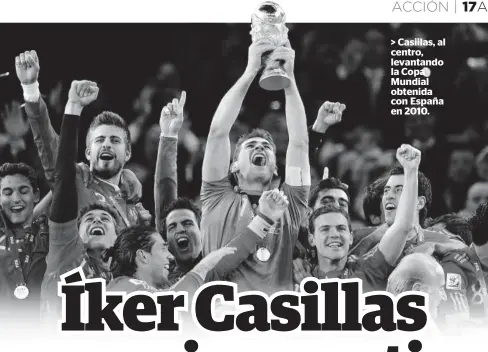  ??  ?? > Casiilas, al centro, levantando la Copa Mundial obtenida con España en 2010.