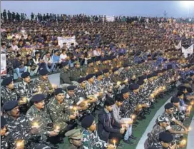  ?? ANI ?? CRPF personnel pay tribute to the martyred jawans in Bhopal.