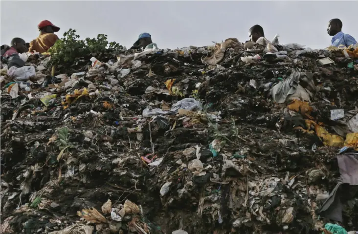  ?? FOTO: LEHTIKUVA / AFP PHOTO /SIMON MAINA ?? Avstjälpni­ngsplatser­na i Kenya har under åren översvämma­ts av plastpåsar. Nu har man infört höga straffsats­er för att komma åt plastprobl­emet.