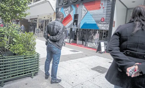  ?? Archivo ?? Los “arbolitos” tuvieron ayer un día de mucha volatilida­d en el mercado del dólar informal