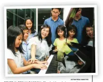  ?? ALFIAN RIZAL/JAWA POS ?? BEKERJA SESUAI PASSION: Gina Indriana Laksmono bersama anak-anak didiknya di Cherry Music House kemarin.