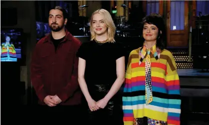  ?? ?? Noah Kahan, Emma Stone and Sarah Sherman. Photograph: NBC/Rosalind O'Connor/Getty Images