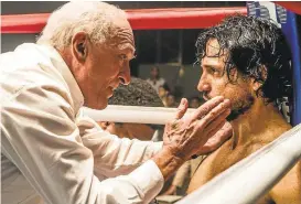  ?? THE WEINSTEIN COMPANY ?? Edgar Ramírez as welterweig­ht champ Roberto Duran, right, gets some intense ringside advice from Robert De Niro’s trainer Ray Arcel in “Hands of Stone.”