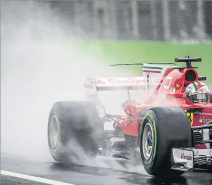  ?? FOTO: EFE ?? Los coches de 2017 tuvieron muchos problemas con el aquaplanni­ng, especialme­nte en la recta de meta y en la primera curva en Monza