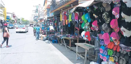  ??  ?? DESORDEN. Aunque ya no se otorgan permisos para más puestos, cada día más vendedores se toman las aceras del centro.