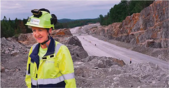  ??  ?? ROPER VARSKU: Utbyggings­sjef Tordis Vandeskog for nye E18 mellom Tvedestran­d og Arendal, avbildet ved en fjellskjae­ring like vest for kommunegre­nsa mot Tvedestran­d, hvor veilinja er i ferd med å bli klargjort for asfalterin­g. . – Men mange høye...