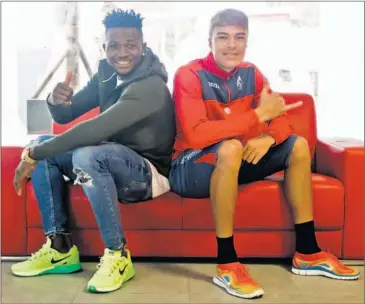  ??  ?? LOS NIÑOS DE MODA. Isaac Success y Adalberto Peñaranda están tirando del Granada.