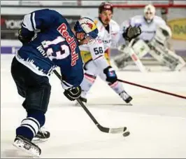  ??  ?? Die Blauen waren nicht zu stoppen: Münchens Ex-nationalsp­ieler Michael Wolf hier bei der Arbeit in der Finalrunde gegen die Berliner Eisbären. Foto: dpa