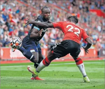  ?? / REUTERS ?? Michail Antonio, a la izquierda, con el West Ham ante Salisu, del Southampto­n.