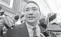  ?? — Gambar Bernama ?? SEDIA BANTU: Hishammudd­in ketika ditemu bual oleh pemberita di lobi Parlimen di Kuala Lumpur semalam.