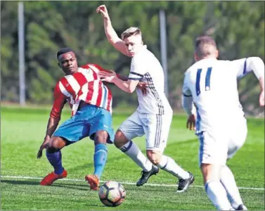  ??  ?? EL MINI-DERBI. Será el tercer choque entre los Juveniles de Madrid y Atlético, cada equipo se llevó uno.