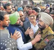  ?? SAMEER SEHGAL/HT ?? Congress councillor Salinderji­t Singh Shally arguing with a police official during a protest outside B-Division police station in Amritsar on Monday.