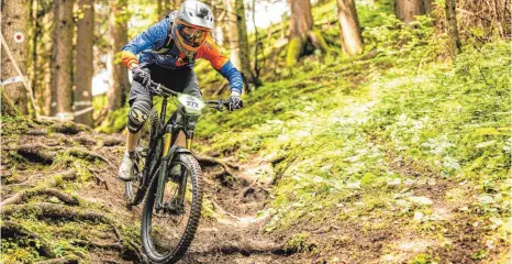  ?? FOTO: NICO GILLES ?? Laurin Voth vom Schneelauf­verein Ravensburg fuhr in der Enduro-Juniorenkl­asse auf Platz zwei.