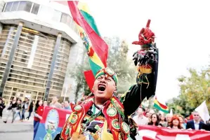  ?? — Gambar Reuters ?? PENYOKONG pembangkan­g menjerit sewaktu rapat umum bagi memperinga­ti ulang tahun ketiga referendum untuk menyekat Morales daripada dipilih semula, di La Paz, Bolivia pada Khamis.