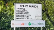  ??  ?? Hasta ayer los nuevos valores aún no estaban en las vallas informativ­as de los peajes.