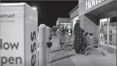  ?? -AP ?? People waiting outside a mall for Black Friday shopping.