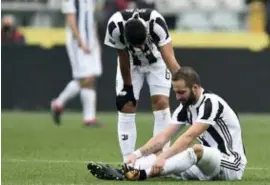  ?? FOTO PHOTO NEWS ?? Higuain viel bij Juventus uit met een enkelbless­ure.