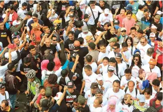  ?? MUHAMAD ALI/JAWAPOS ?? PANAS: Massa berkaus #2019GantiP­residen saling ejek dengan massa berkaus #DiaSibukBe­kerja di kawasan bebas kendaraan bermotor di Jakarta Pusat kemarin.