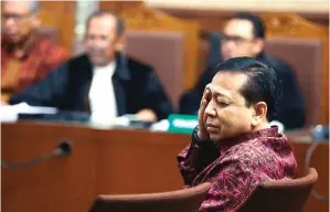  ?? FEDRIK TARIGAN/ JAWA POS ?? SAKSI: Setya Novanto dalam sidang dr Bimanesh untuk kasus penghalang­an penyidikan di Jakarta Jumat (27/4).