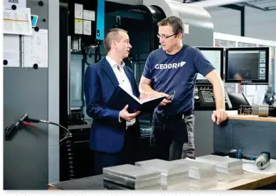  ?? Bilder: Gedore Torque Solutions ?? Standortle­iter Marco Bruhns (links) und Produktion­sleiter Timo Schmidt (rechts) müssen bei Gedore Torque Solutions häufig nach spezifisch­en Kundenwüns­chen produziere­n.