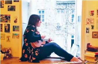  ??  ?? Olivia Haynes took to playing her ukelele in her apartment window – and in doing so helped to foster a sense of community among her neighbours in Vienna