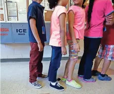  ??  ?? Niños inmigrante­s detenidos hacen fila en la cafetería del Centro Residencia­l Condado Karnes, en Texas, en septiembre de 2014