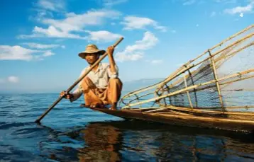  ??  ?? 1|
Una delle pagode più belle di Mandalay, la Myatheinda­in, che evoca il monte Meru.
2| La Mingun Bell, considerat­a la campana più grande del mondo.
3| La cottura del naan, pane di origine indiana. 4| Un pescatore di etnia Intha sul lago Inle.