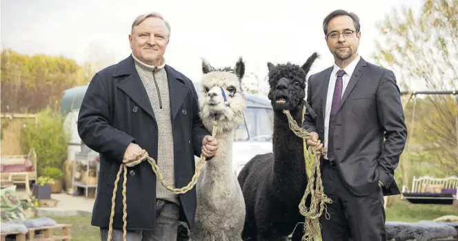  ?? BILD: Martin Valentin Menke/wdr ?? Kommissar Frank Thiel (Axel Prahl, links) und Prof. Karl-Friedrich Boerne (Jan Josef Liefers) ermitteln in einer Kommune.