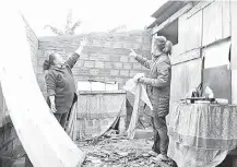  ??  ?? Una de las precarias viviendas dañadas por el temporal registrado en Coronel Oviedo.