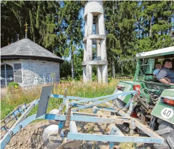  ?? Fotos: Wolfgang Kahler ?? Kümmern sich um Erhalt und Pflege rund um die Friedenska­pelle am früheren Bombenabwu­rfplatz im Kammeltale­r Ortsteil Wald heim: Josef Miller (nicht im Bild), Vorstand des Soldaten und Kameradsch­aftsverein­s Behlingen Ried, sowie Heidi Müller – auf dem Traktor mit Neffe Julian –, die aus Waldheim stammt.