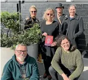  ?? ?? Mandy Faulkner, (back left) Gaye Poole, John Davies, Mary Rinaldi, Nick Clothier, and Missy Mooney are just some of the Waikato theatre talent taking part in An Oak Tree.