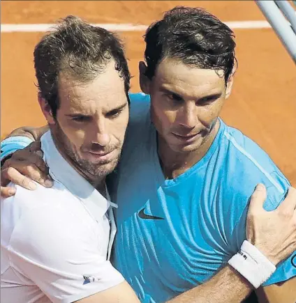  ?? FOTO: AP ?? Rafa Nadal y Richard Gasquet, tras la 16º victorias del manacorí sobre el francés en otros tantos enfrentami­entos en la élite