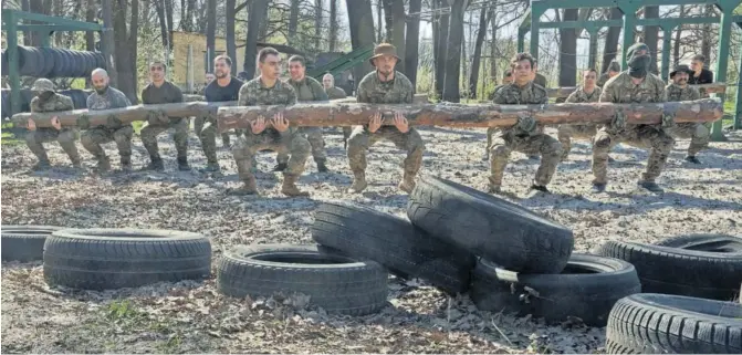  ?? KOSTIANTYN LIVEROV (GETTY) ?? Varios reclutas en un entrenamie­nto militar, el martes en Kiev.