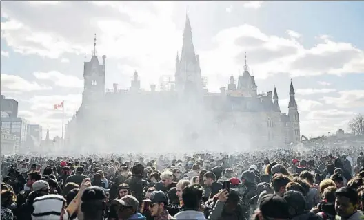  ?? CHRIS WATTIE / REUTERS ?? Rompiendo tabúes. El humo preside el encuentro anual de la marihuana en Ottawa, en abril pasado. Abajo, la ministra de Justicia, Jody Wilson Raybould