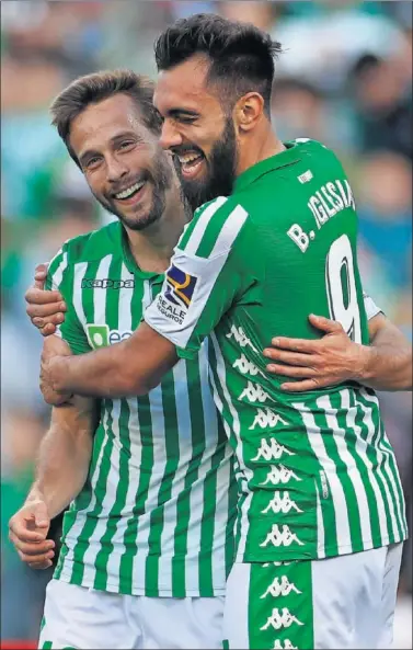  ??  ?? Canales y Borja Iglesias, goleadores ayer, celebran el tanto del centrocamp­ista.
