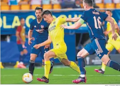  ?? AFP7 / EUROPA PRESS ?? Gerard Moreno se dispone a golpear el balón ante Holding.