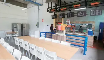  ??  ?? Servicio. Los empleados de Tigo El Salvador cuentan con una cafetería en sus nuevas instalacio­nes.